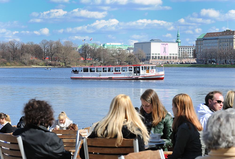 1750_1700 Frühlingstag in Hamburg - die Hamburger und Hamburg Touristen sitzen an der Binnenalster. | Alsterschiffe - Fahrgastschiffe auf der Alster und den Hamburger Kanälen.